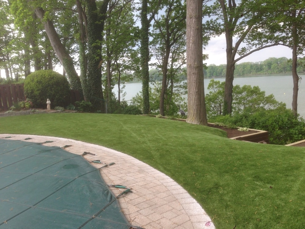 A compact backyard putting green in Ottawa with a clean turf surface and border edging, perfect for golf practice at home.